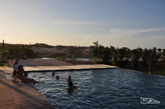 Aproveitando nossa última tarde na piscina do hotel em Fortim, no litoral cearense